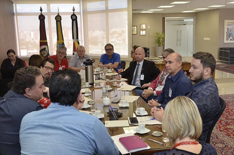 Foto da reunião entre representantes de diversas instituições e entidades participantes do Fórum de Relações Institucionais da Justiça do Trabalho