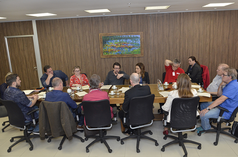Foto da reunião entre representantes de diversas instituições e entidades participantes do Fórum de Relações Institucionais da Justiça do Trabalho
