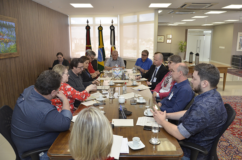 Foto da reunião entre representantes de diversas instituições e entidades participantes do Fórum de Relações Institucionais da Justiça do Trabalho