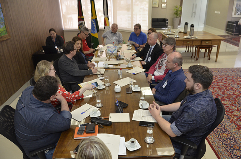 Foto da reunião entre representantes de diversas instituições e entidades participantes do Fórum de Relações Institucionais da Justiça do Trabalho