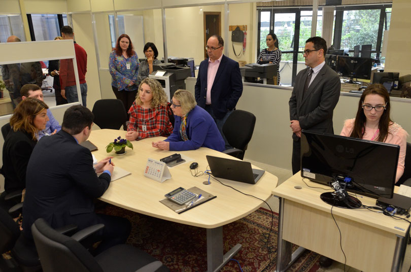 imagem de uma audiência realizada no Cejusc 2º Grau, mediada pela presidente do TRT-RS