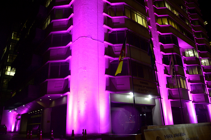 Prédio-Sede do TRT-RS iluminado com a cor rosa