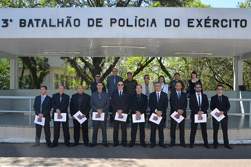 Formandos e autoridades posam para foto