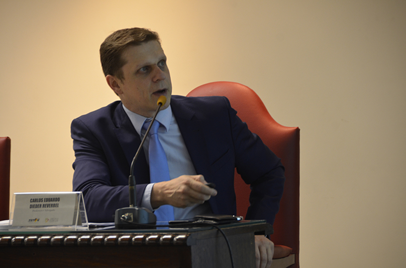 Palestrante discursando