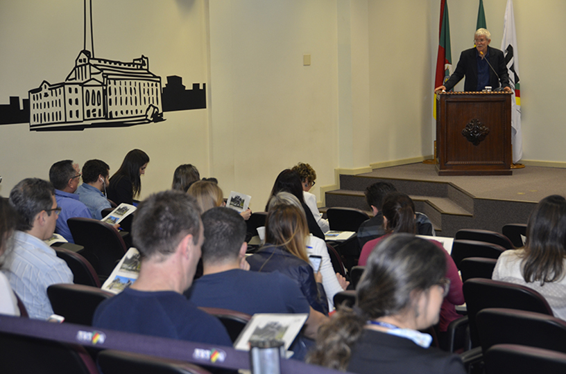 Palestrante discursando e plateia