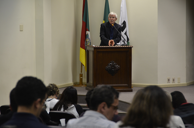 Palestrante discursando e plateia