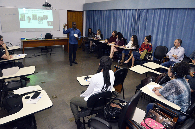 Professor Edileny ministrando aula e alguns alunos