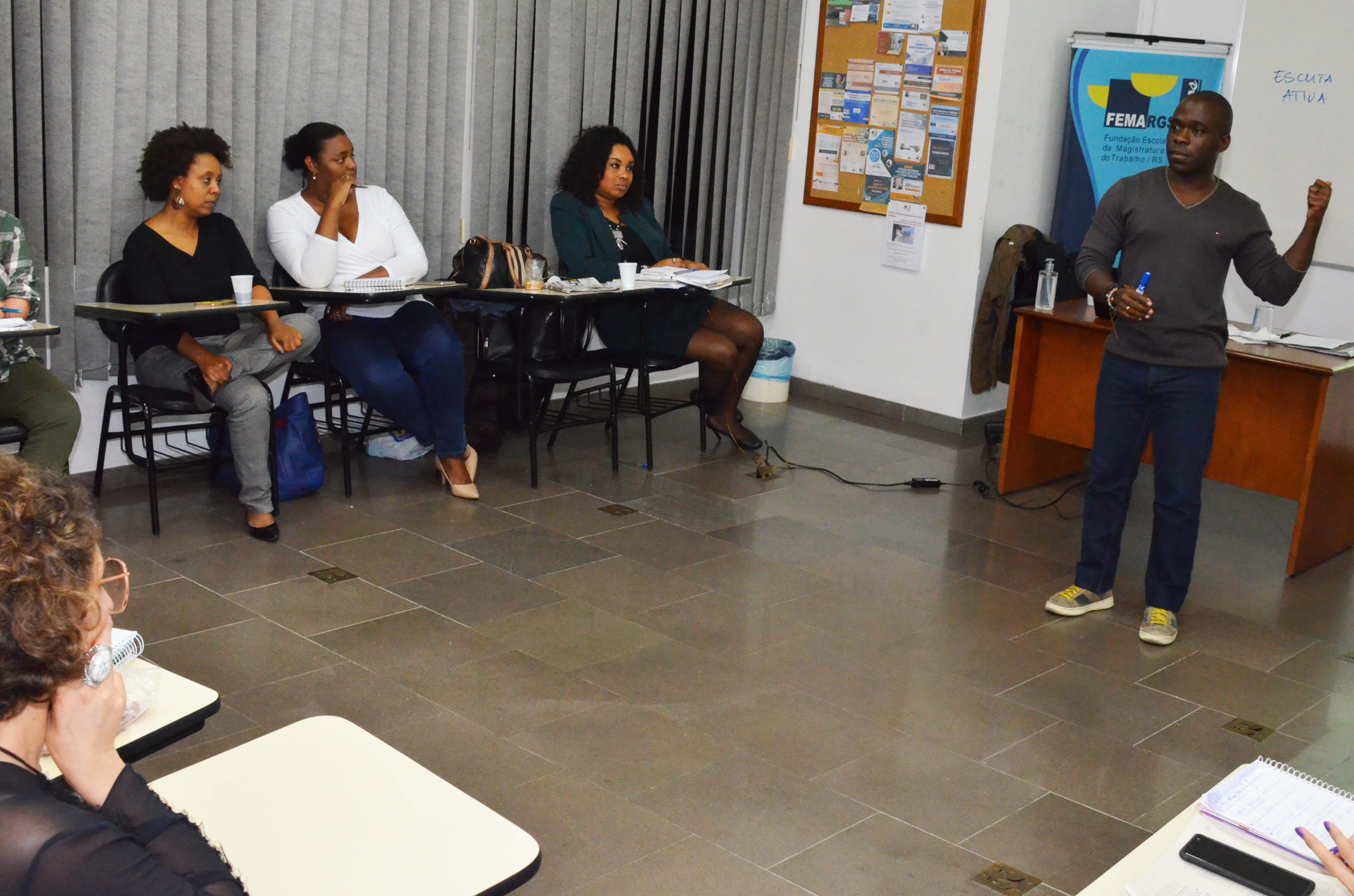 Professor Edileny ministrando aula e alguns alunos