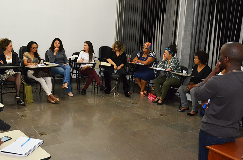 Professor Edileny e alunos do curso ouvindo o comentário de uma aluna