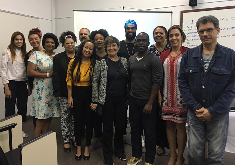 Foto posada do professor Edileny, desembargadora Carmen Gonzalez, juíza Valdete Severo e alunos do curso
