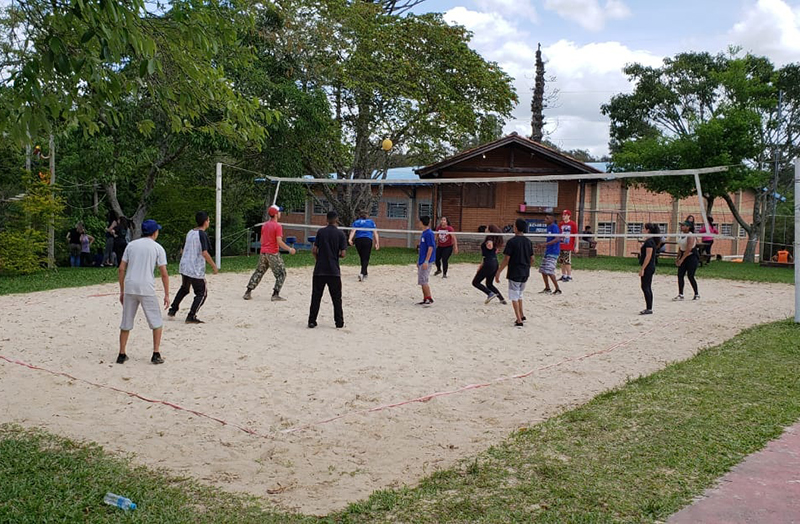 Estudantes praticaram diversos esportes, entre os quais vôlei (foto) e futebol.