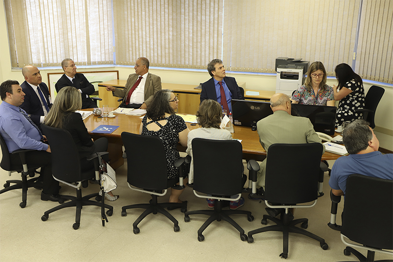 Reunião de mediação com a presença do vice-presidente do TRT-RS, desembargador Ricardo Carvalho Fraga, e outros participantes.