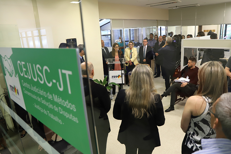 Imagem aberta da solenidade, a partir da porta de entrada do Cejusc.