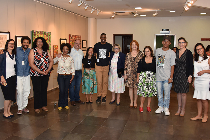 Administração e filhos do pintor Carlão posam para foto na abertura da exposição.