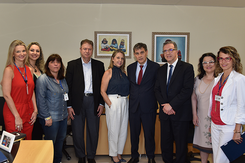 Foto posada com os participantes da reunião.