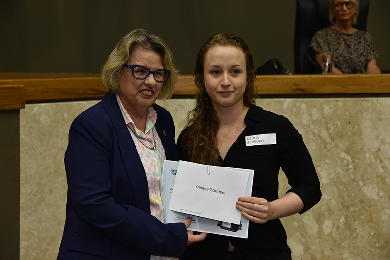 Presidente do TRT-RS, desembargadora Vania Cunha Mattos, entrega certificado a jovem artista participante do 22º Salão de Artes Plásticas da Câmara Municipal de Porto Alegre.