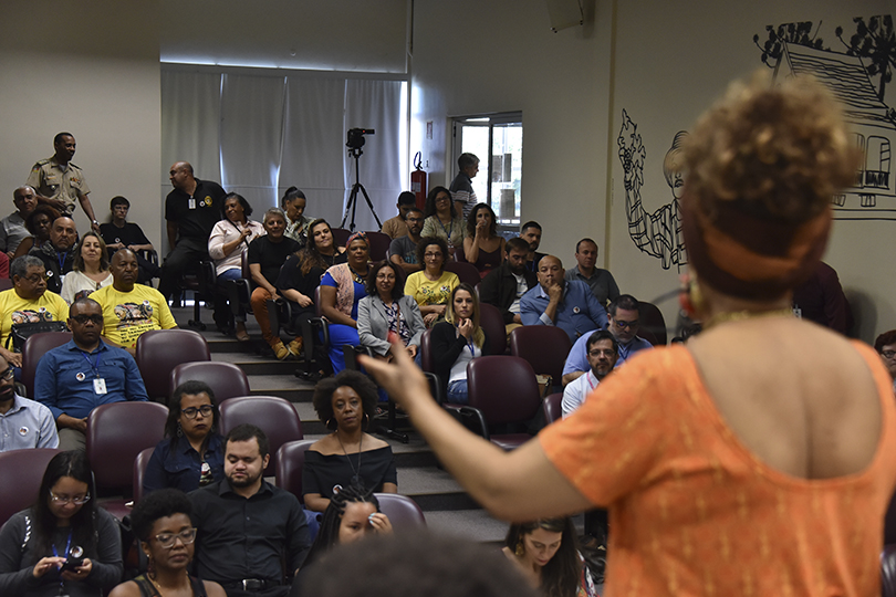 Conjunto de servidores ativos e aposentados "Fiéis da Balança" se apresentam no encontro no 1º Encontro de Servidores Negros do TRT-RS
