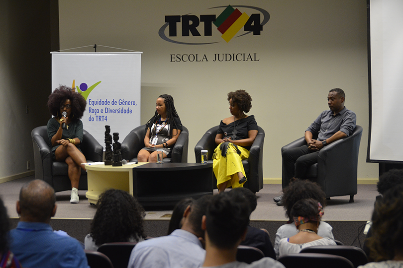 Imagem com alguns participantes em uma roda de discussão durante o evento