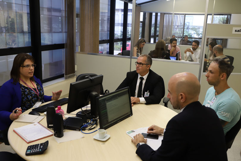 Imagem aberta do Cejusc 2º Grau, onde aparecem audiências sendo realizadas em três mesas