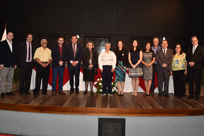 Desembargadora Vania Cunha Mattos (no centro, de saia e blazer pretos) ao lado da equipe da Faculdade de Direito da Urcamp.