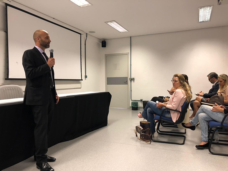 Imagem do desembargador Fabiano Beserra falando para o público em curso na sede da Policia Civil, em Porto Alegre.