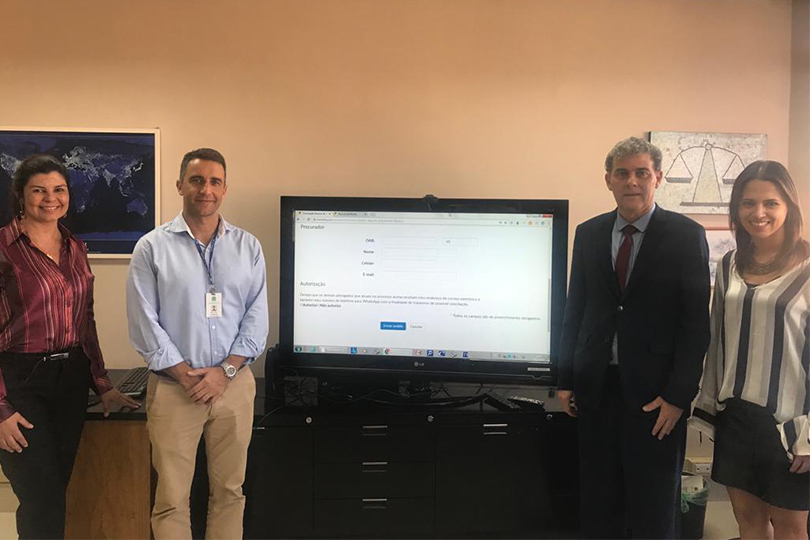 Foto posada com o vice-presidente do TRT-RS e outros participantes