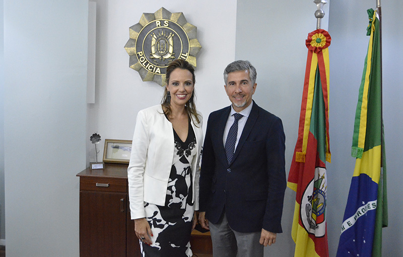 Desembargador Marcelo Gonçalves de Oliveira cumprimenta a nova chefe da Polícia Civil do Rio Grande do Sul, delegada Nadine Farias Anflor.