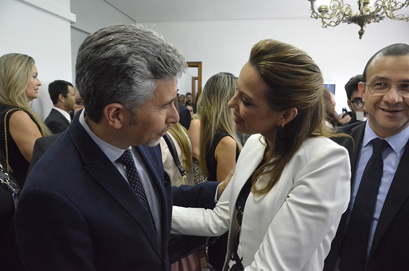 Desembargador Marcelo Gonçalves de Oliveira cumprimenta a nova chefe da Polícia Civil do Rio Grande do Sul, delegada Nadine Farias Anflor.