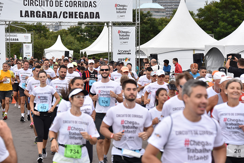 imagem da largada de uma das edições de 2018, com os participantes correndo usando a camiseta da corrida