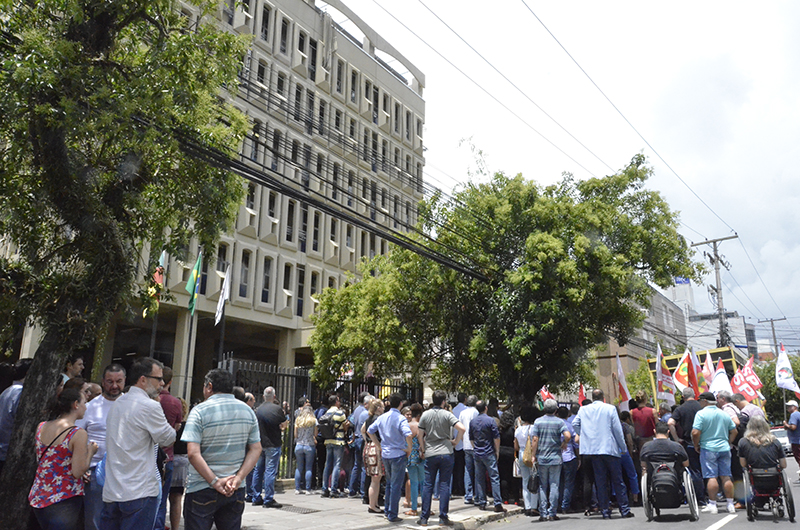 Público em frente ao Foro Trabalhista de Porto Alegre