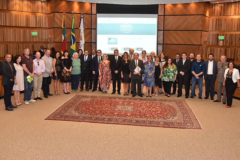 Foto posada dos representantes das entidades que integram o Fidejust