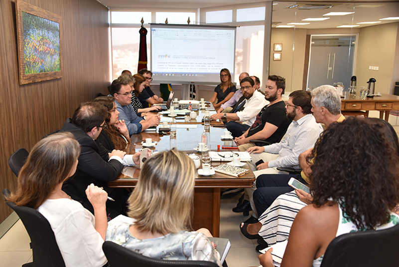 Foto de reunião do Fórum