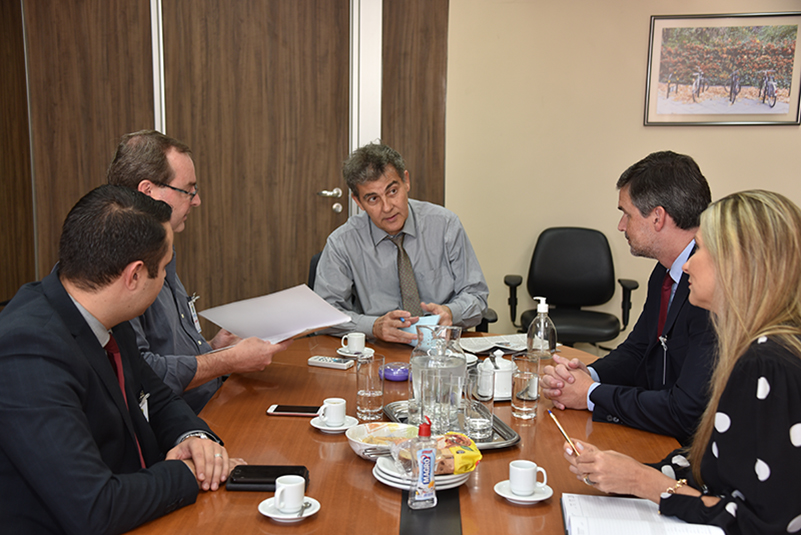 Foto do vice-presidente do TRT-RS, desembargador Ricardo Carvalho Fraga, em mesa com representantes da Fiergs.