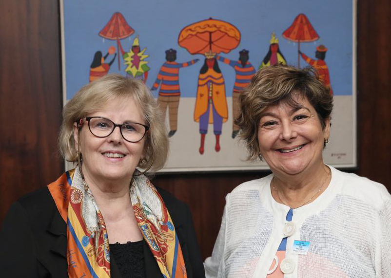 Foto posada da desembargadora Carmen Gonzalez ao lado da ministra Rosa Weber.