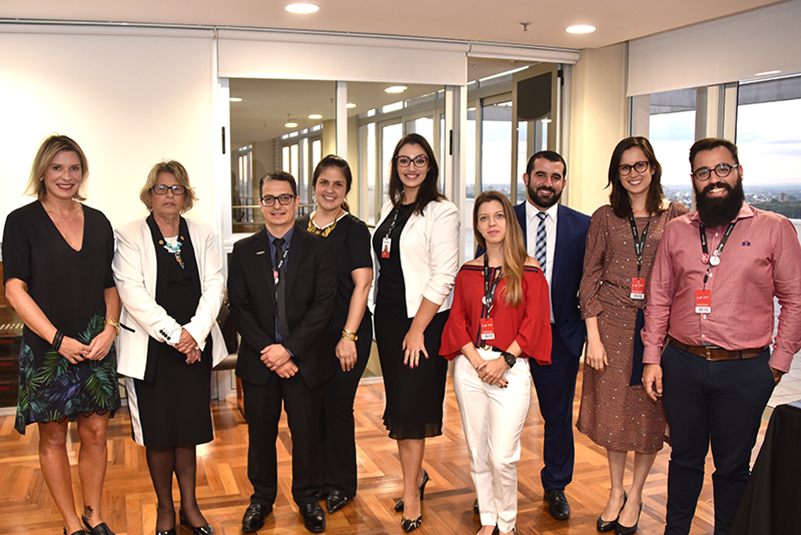 Foto da Desa. Vania com professores da UniRitter da área do Direito do Trabalho