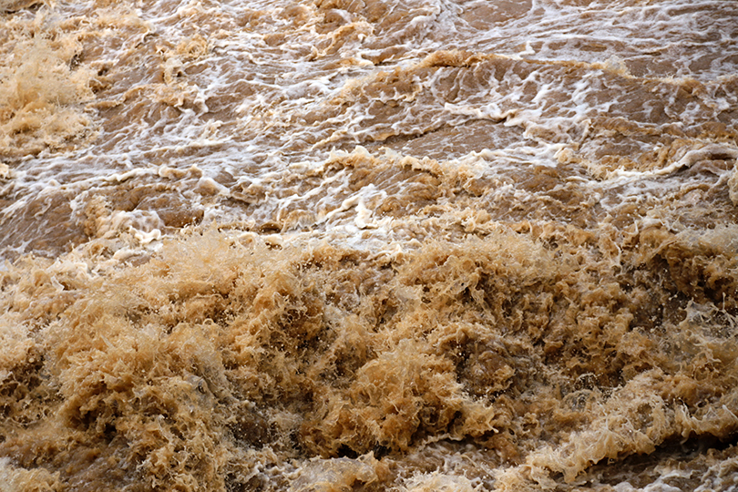 Fotografia de água barrenta no momento de uma inundação