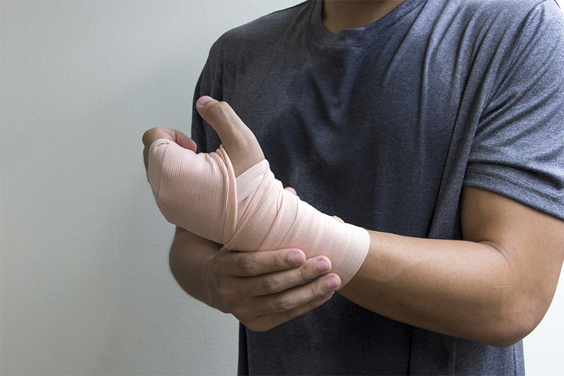 Fotografia de um homem com o braço enfaixado
