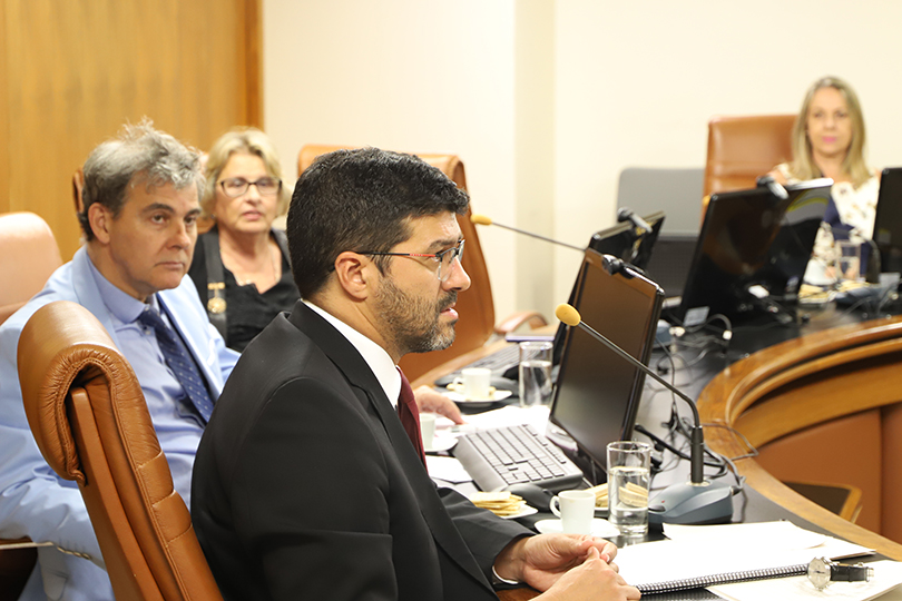Fotografia do desembargador Rossal em sua palestra