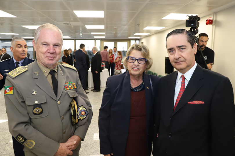Presidente do TRT-RS, desembargadora Vania Cunha Mattos, posa com presidente do TRF4 em evento.