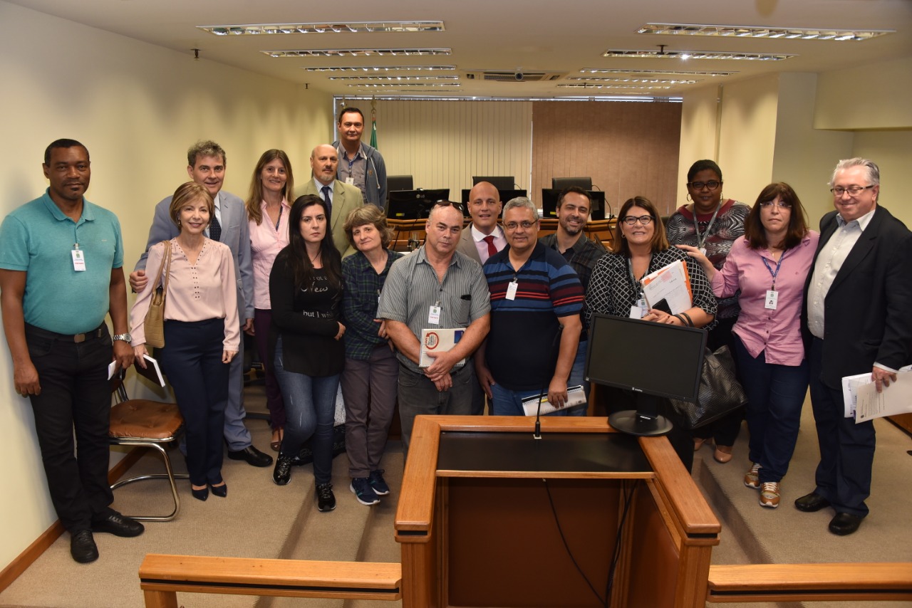 Foto posada dos participantes da  mediação de negociação coletiva.
