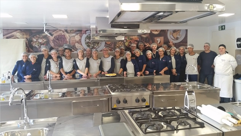 Turma de alunos do Pescar posa para fotos na cozinha da FTEC