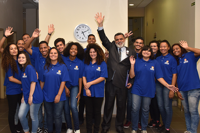 Alunos do Pescar comemoram a presença do ministro.