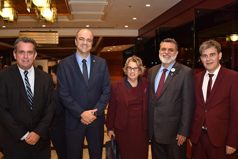 Procuradores do MPT pousam para foto com a presidente do TRT-RS, desembargadora Vania Cunha Matos, o ministro do TST Lelio Bentes Corrêa e o vice-presidente do TRT-RS, desembargador Ricardo Carvalho Fraga.