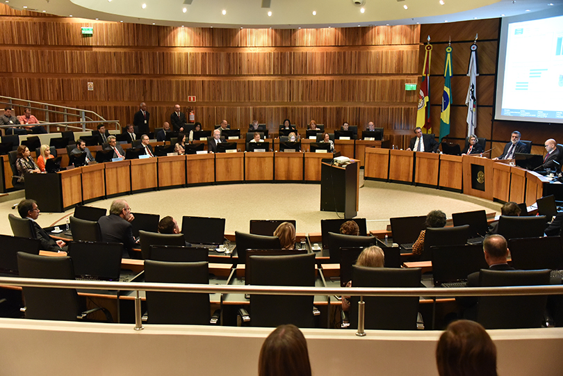 imagem do Plenário do TRT-RS com desembargadores ouvindo a fala do ministro corregedor
