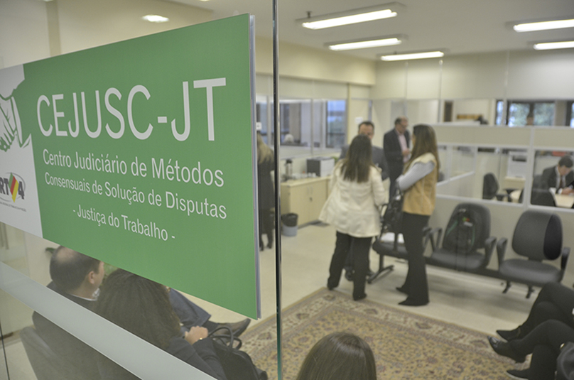 Imagem da entrada do Cejusc do 2º Grau, na sede do TRT-RS, em Porto Alegre.