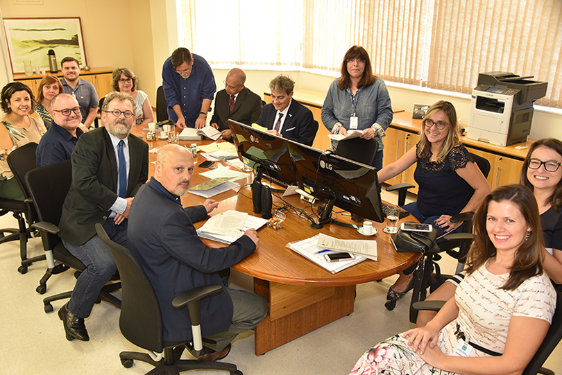 Foto posada em uma mesa de reuniões.