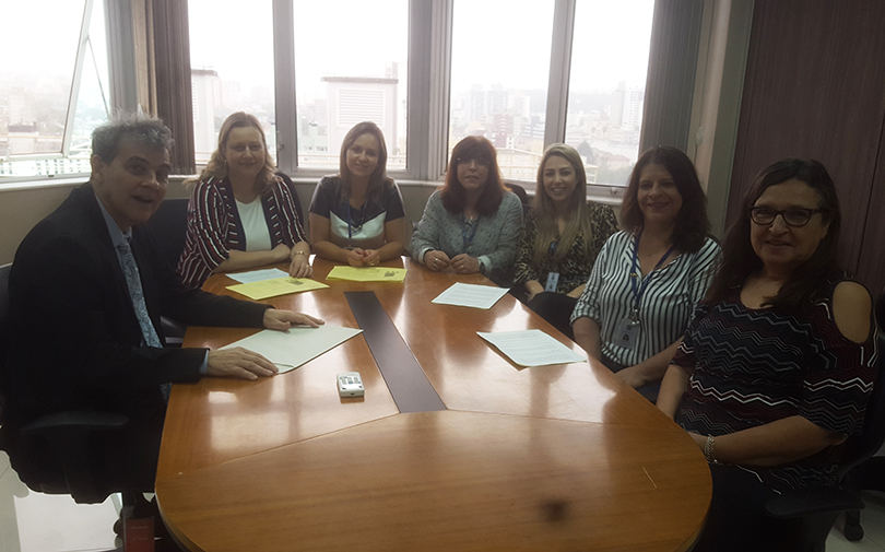 foto da mesa de reunião no gabinete da vice-presidência