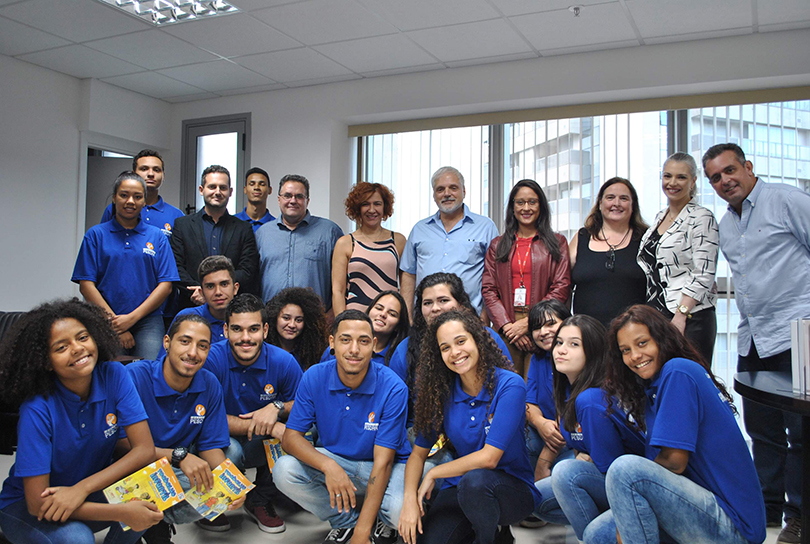 Alunos do projeto Pescar posando para foto em visita à sede do MPT-RS.