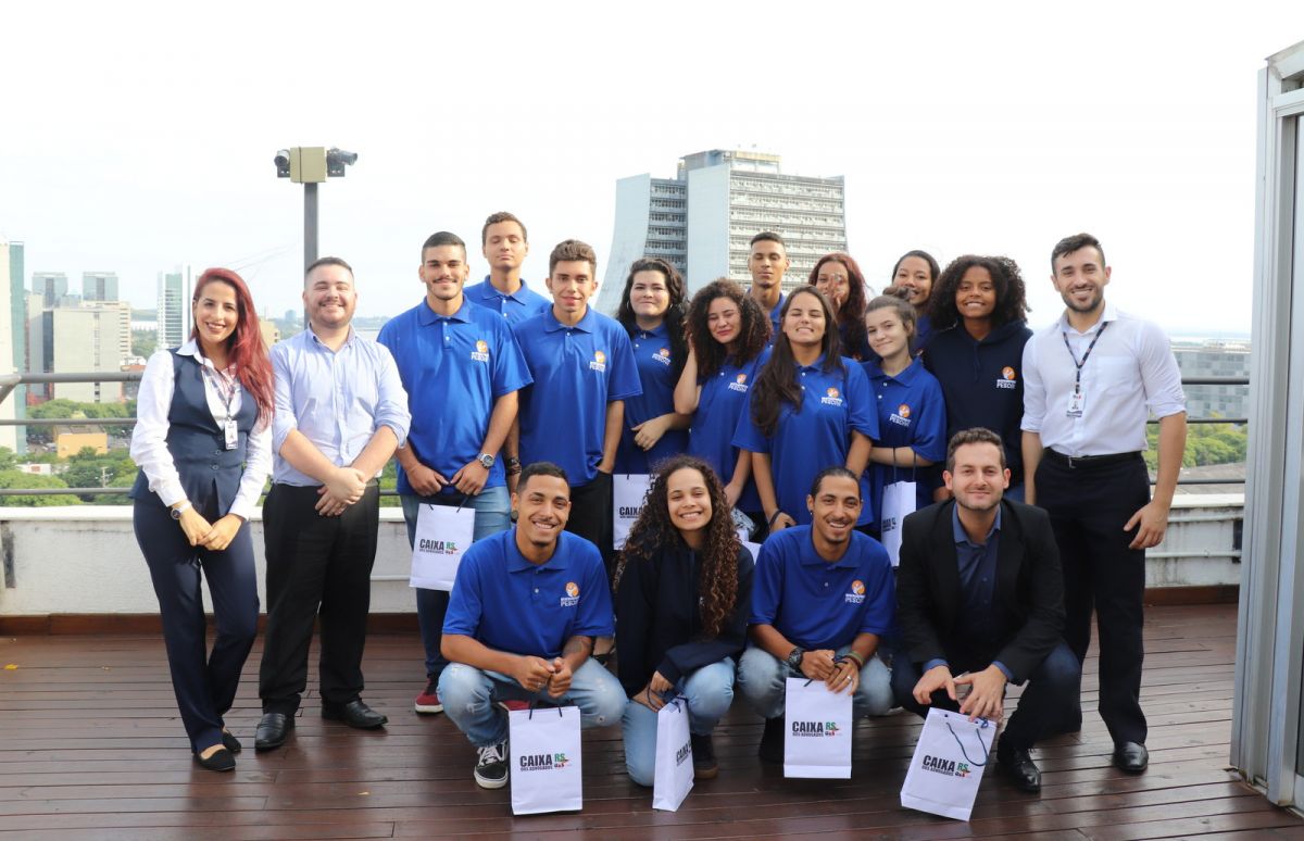 Alunos do Pescar posam para foto com equipe da OAB.