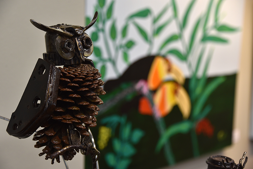 Esculturas e pinturas integram a exposição.